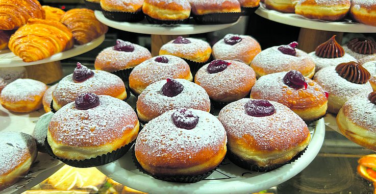 Die in Öl gebackenen Chanukka‑Krapfen erinnern an Gottes Fürsorge und das Öllampen-Wunder im einstigen Tempel.