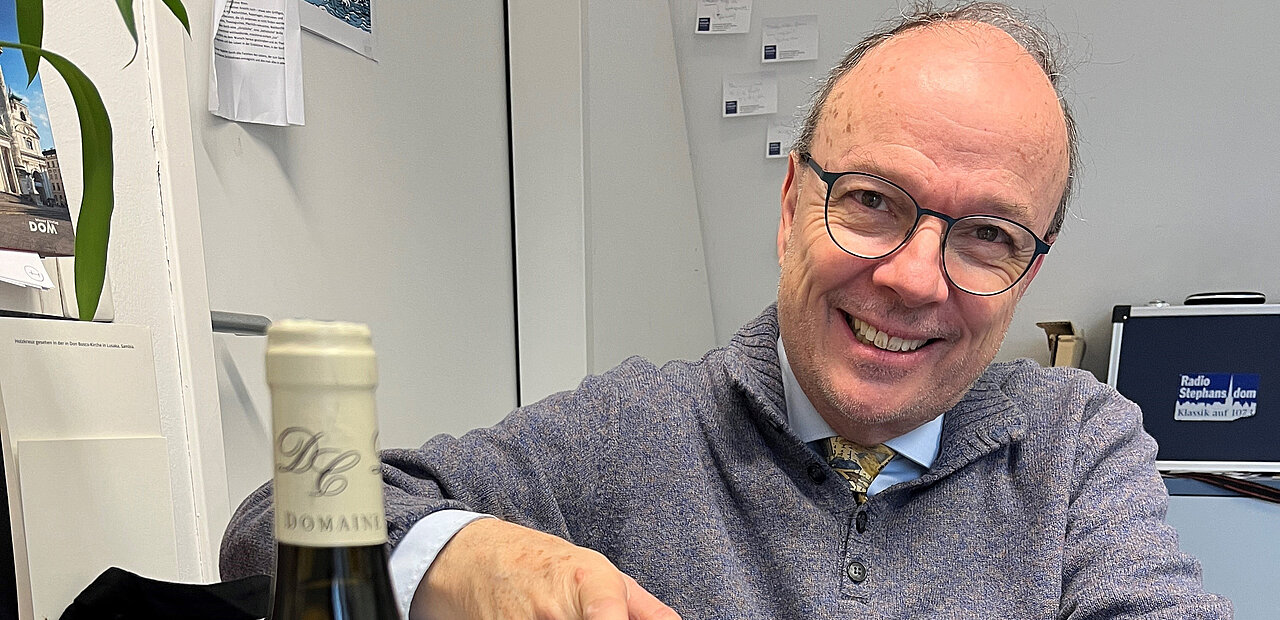 Wilhelm Sinkovicz trinkt beim Neujahrskonzert ein Glas Weißwein.