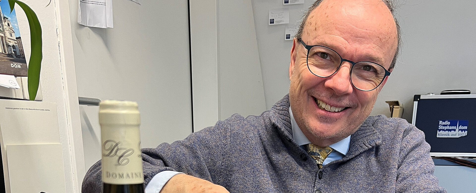 Wilhelm Sinkovicz trinkt beim Neujahrskonzert ein Glas Weißwein.