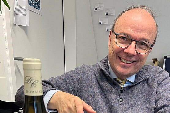 Wilhelm Sinkovicz trinkt beim Neujahrskonzert ein Glas Weißwein.