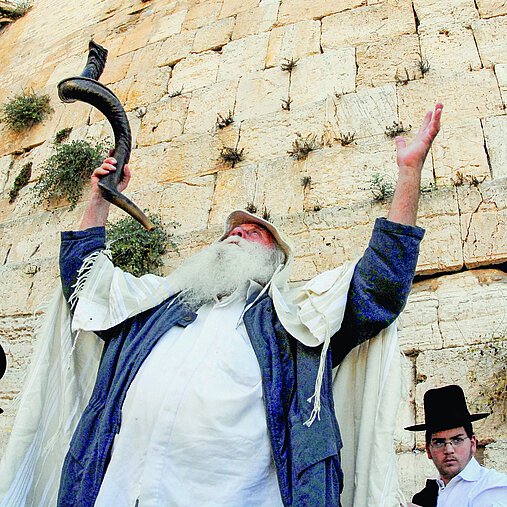 Slichot-Gebete mit Schofarhorn vor dem Versöhnungstag (Jom Kippur) – Westmauer, Jerusalemer Altstadt, 2008.