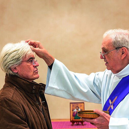 Erinnerung und Aufruf: „Bedenke, Mensch, dass du Staub bist und zum Staub zurückkehren wirst.“