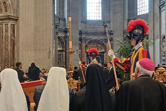 Der Leichnam von Papst Franziskus wurde am Mittwoch im Petersdom aufgebahrt. 