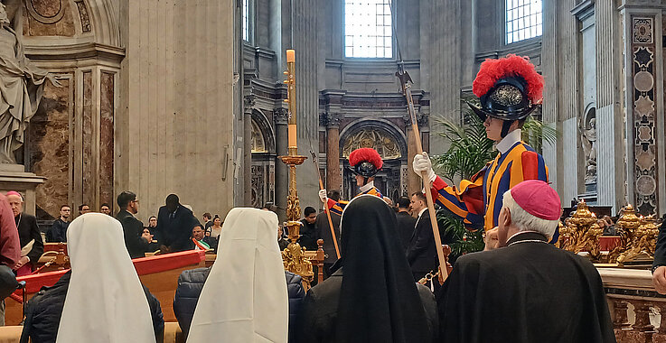 Der Leichnam von Papst Franziskus wurde am Mittwoch im Petersdom aufgebahrt. 