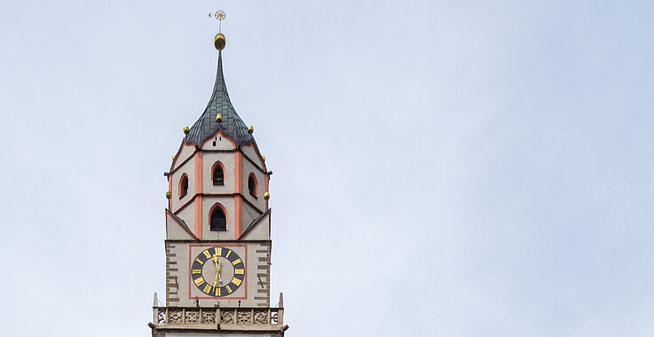 Der Turm der Sankt-Nikolaus-Kirche in Meran fällt nicht nur wegen seiner Höhe auf. 