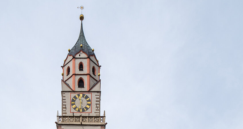 Der Turm der Sankt-Nikolaus-Kirche in Meran fällt nicht nur wegen seiner Höhe auf. 