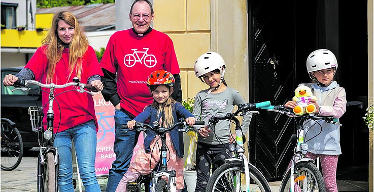 Pfarrer Helmut Klauninger mit jungen Radlern bei der Wallfahrt.