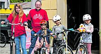 Pfarrer Helmut Klauninger mit jungen Radlern bei der Wallfahrt.