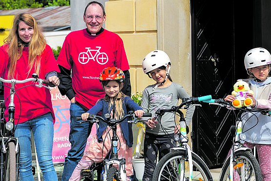 Pfarrer Helmut Klauninger mit jungen Radlern bei der Wallfahrt.