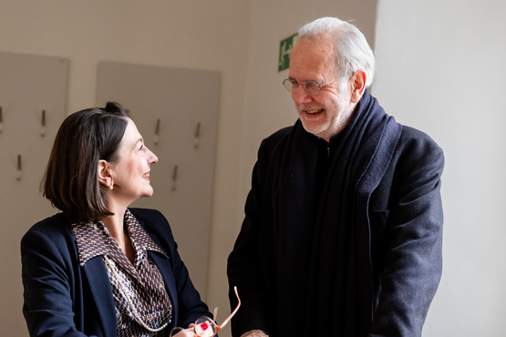 Sophie Lauringer und Harald Schmidt, lachend