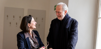 Sophie Lauringer und Harald Schmidt, lachend
