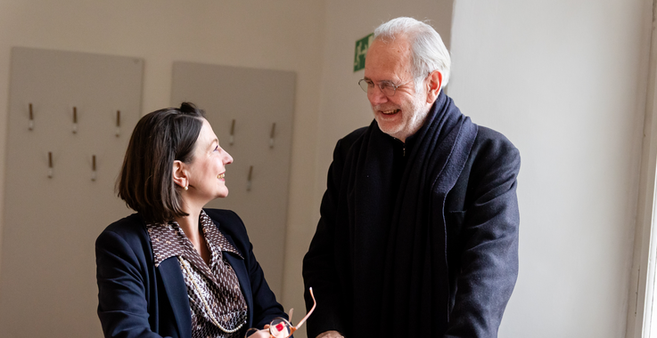Sophie Lauringer und Harald Schmidt, lachend