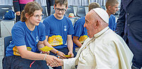 Sophie Kaufmann hält Hand von Papst Franziskus.