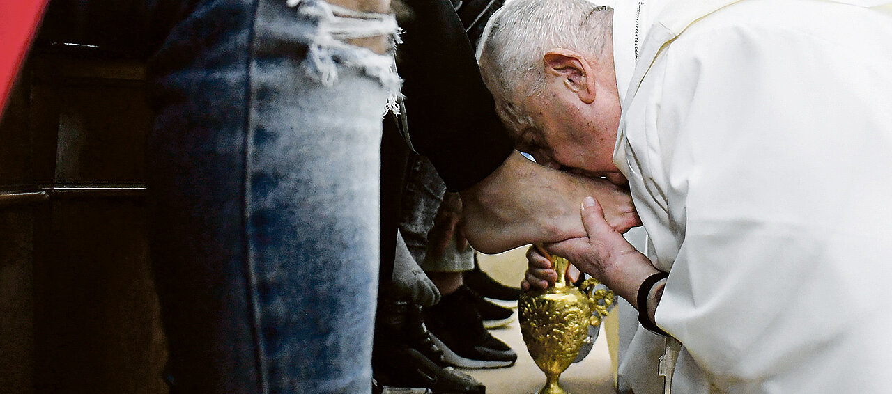 Papst Franziskus küsst einem jugendlichen Straftäter die Füße bei der Fußwaschung am Gründonnerstag. 