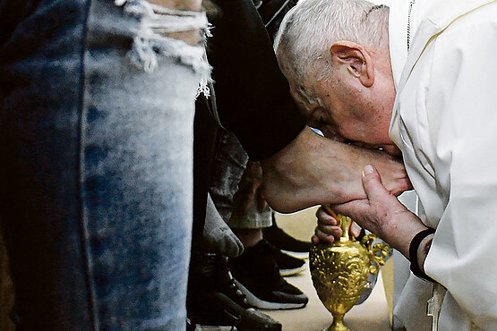 Papst Franziskus küsst einem jugendlichen Straftäter die Füße bei der Fußwaschung am Gründonnerstag. 