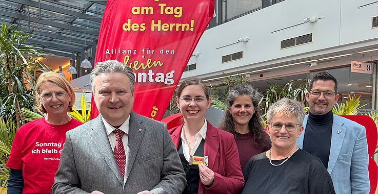 Katholische Arbeitnehmerinnenbewegung mit einem Stand der Sonntagsallianz