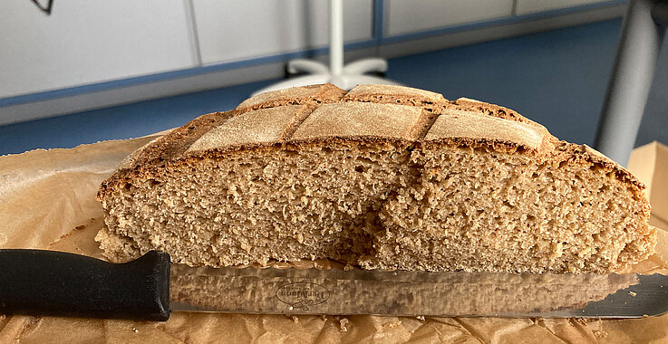 Kollege Henning Klingen aus der Redaktion der Katholischen Presseagentur hat das Sauerteigbrot extra für die Aufnahme gebacken.