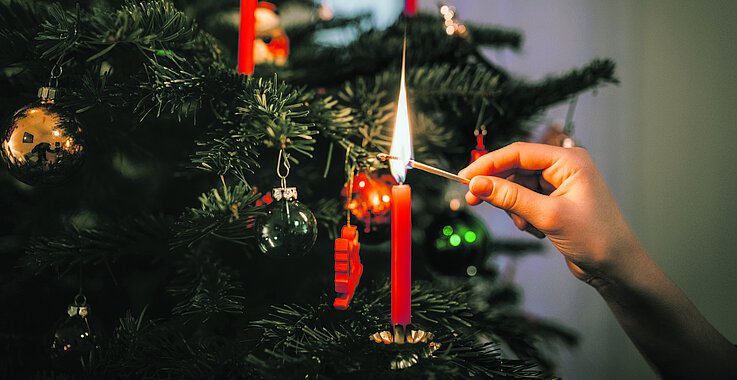 Das Entzünden der Christbaumkerzen ist ein vertrautes Zeichen dafür, dass Weihnachten Licht und Wärme in die dunkelste Zeit des Jahres bringt. Auch bei Chanukka hat Licht eine große Bedeutung. 