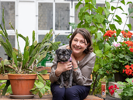 Frau mit ihrem Mops.