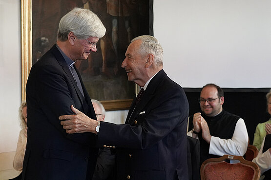 Der Wiener Arzt und Theologe Johannes Huber (rechts) ist vergangenen Freitag in Stift Heiligenkreuz mit dem Thomas-Morus-Preis ausgezeichnet worden.