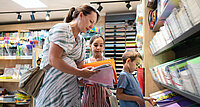 Kinderarmut: Gerade auch der Schulbeginn ist mit vielen zusätzlichen Ausgaben verbunden, die das Familienbudget enorm belasten.