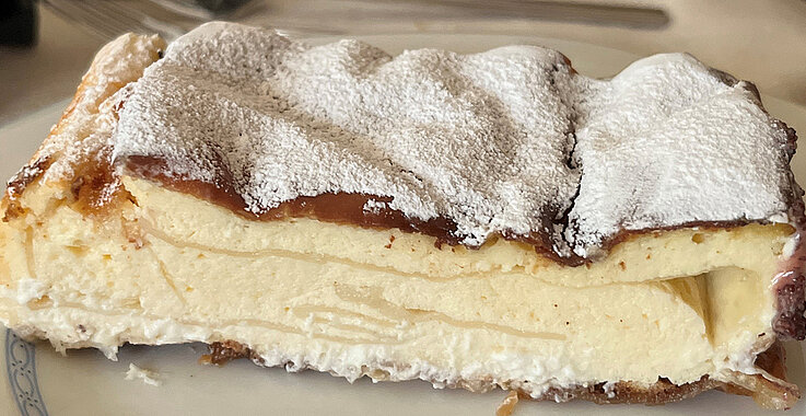 Der selbstgebackene Topfenstrudel ohne Rosinen.