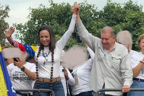 Rosenkränze in Venezuelas Nationalfarben sind María Corina Machados Markenzeichen.