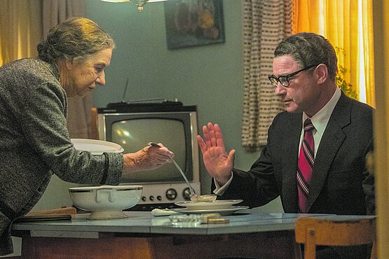 Helen Mirren bewirtet als Golda Meir Henry Kissinger (Liev Schreiber) in ihrer Küche.