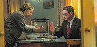 Helen Mirren bewirtet als Golda Meir Henry Kissinger (Liev Schreiber) in ihrer Küche.