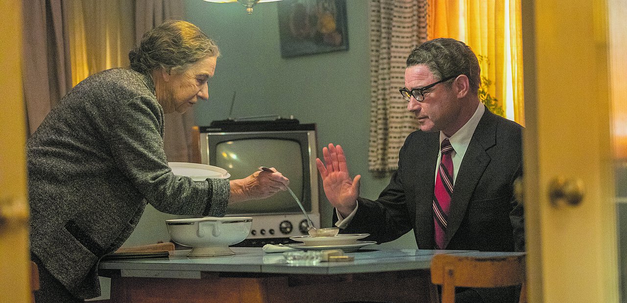 Helen Mirren bewirtet als Golda Meir Henry Kissinger (Liev Schreiber) in ihrer Küche.