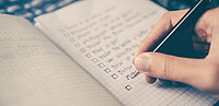 Jemand füllt eine To-Do-Liste aus