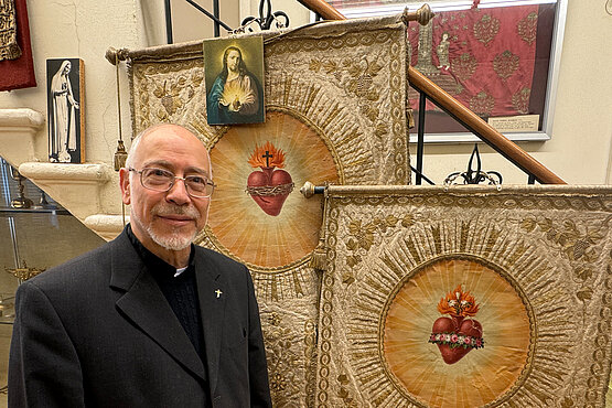 Von Armenien nach Wien: Pater Vahan Hovagimian teilt sein geschichtliches Wissen gerne mit Interessierten bei Führungen durch das Mechitaristen-Kloster. 