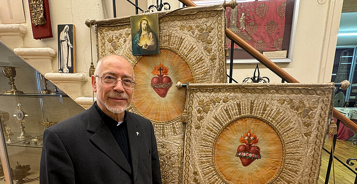 Von Armenien nach Wien: Pater Vahan Hovagimian teilt sein geschichtliches Wissen gerne mit Interessierten bei Führungen durch das Mechitaristen-Kloster. 