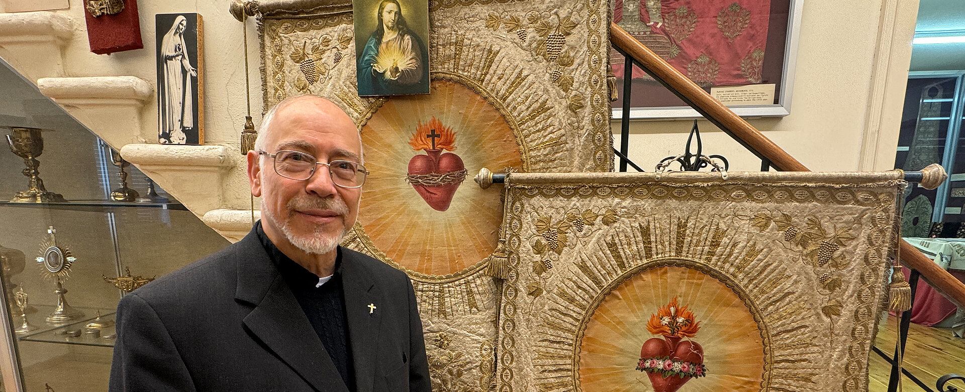 Von Armenien nach Wien: Pater Vahan Hovagimian teilt sein geschichtliches Wissen gerne mit Interessierten bei Führungen durch das Mechitaristen-Kloster. 