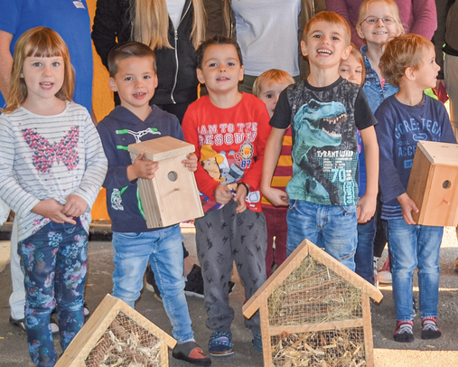 Schulklasse Insektenhotels