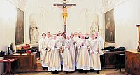 Die sechs Neuen: Kardinal Christoph Schönborn mit den neuen Ständigen Diakonen Brian Hagerty, Roman Temper, Helmut Hüttl, Michael Niemeck, Franz Tragner und Friedrich Meisner.