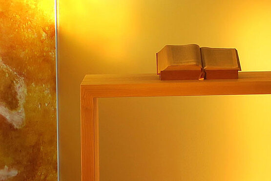 Bibel auf einem Schrein in einer Kapelle