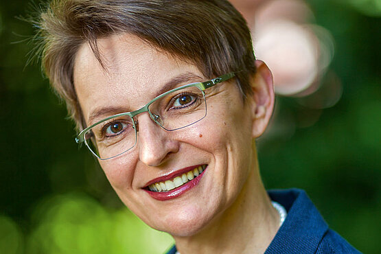 Die Gartenhistorikerin Antje Peters-Reimann teilt ihr Wissen zu den wichtigsten Pflanzen in der Weihnachtszeit. Die Lieblingspflanze der Expertin ist die Christrose. 