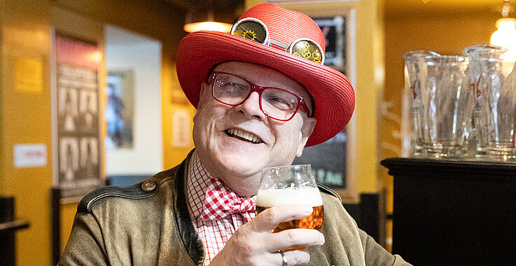 Conrad Seidl mit einem Glas Bier