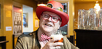 Conrad Seidl mit einem Glas Bier