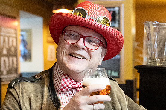 Conrad Seidl mit einem Glas Bier