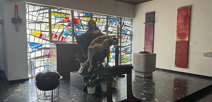 Diese Marienstatue mit Christus war teil des alten Kirchengebäudes der Pfarre Maria Namen. 