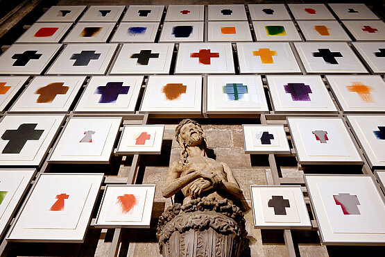 „Das Kreuz – das Zeichen das bleibt“: unter diesem Titel werden derzeit in Sankt Stephan Kreuzbilder auf Holz sowie Kaltnadelradierungen von Arnulf Rainer präsentiert.