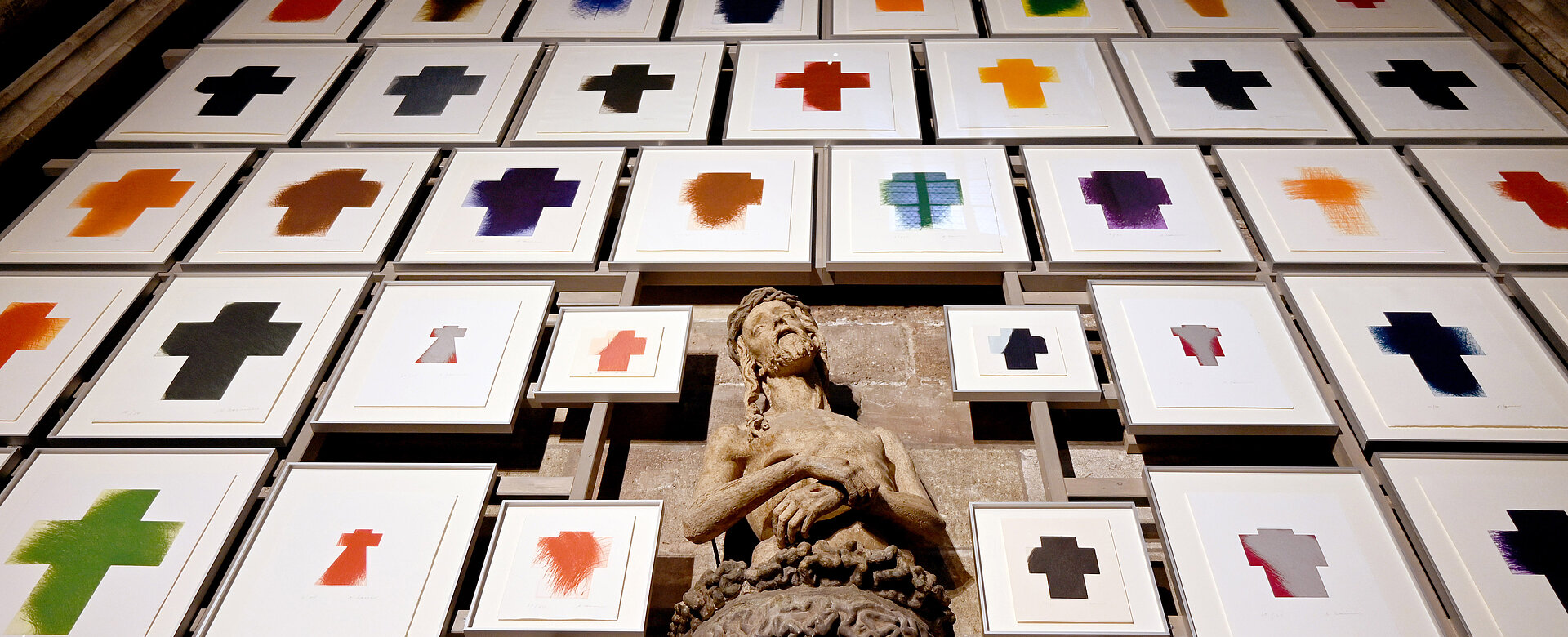 „Das Kreuz – das Zeichen das bleibt“: unter diesem Titel werden derzeit in Sankt Stephan Kreuzbilder auf Holz sowie Kaltnadelradierungen von Arnulf Rainer präsentiert.