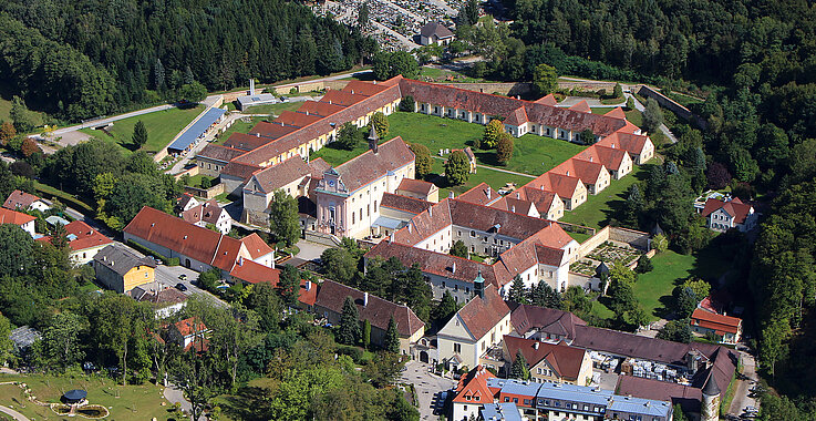 Die Kartause Mauerbach aus der Vogelperspektive: Die geordnete Reihung der ehemaligen Mönchszellen bildet ein geometrisches Muster, das die klösterliche Lebensweise widerspiegelt.