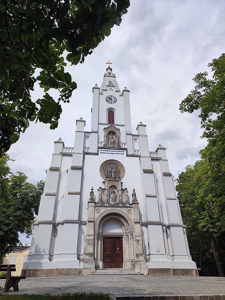 Sankt Jakob in Bad Vöslau von außen. 