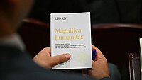 Die erste Enzyklika von Papst Leo XIV. Vereinfacht gesagt geht es darin um die „Bewahrung des Menschen im Zeitalter der Künstlichen Intelligenz“.