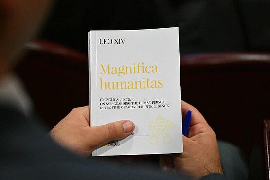 Die erste Enzyklika von Papst Leo XIV. Vereinfacht gesagt geht es darin um die „Bewahrung des Menschen im Zeitalter der Künstlichen Intelligenz“.
