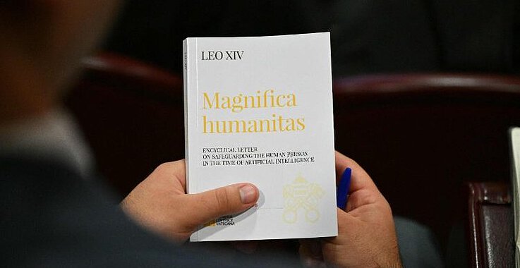Die erste Enzyklika von Papst Leo XIV. Vereinfacht gesagt geht es darin um die „Bewahrung des Menschen im Zeitalter der Künstlichen Intelligenz“.