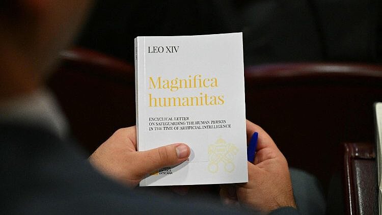 Die erste Enzyklika von Papst Leo XIV. Vereinfacht gesagt geht es darin um die „Bewahrung des Menschen im Zeitalter der Künstlichen Intelligenz“.